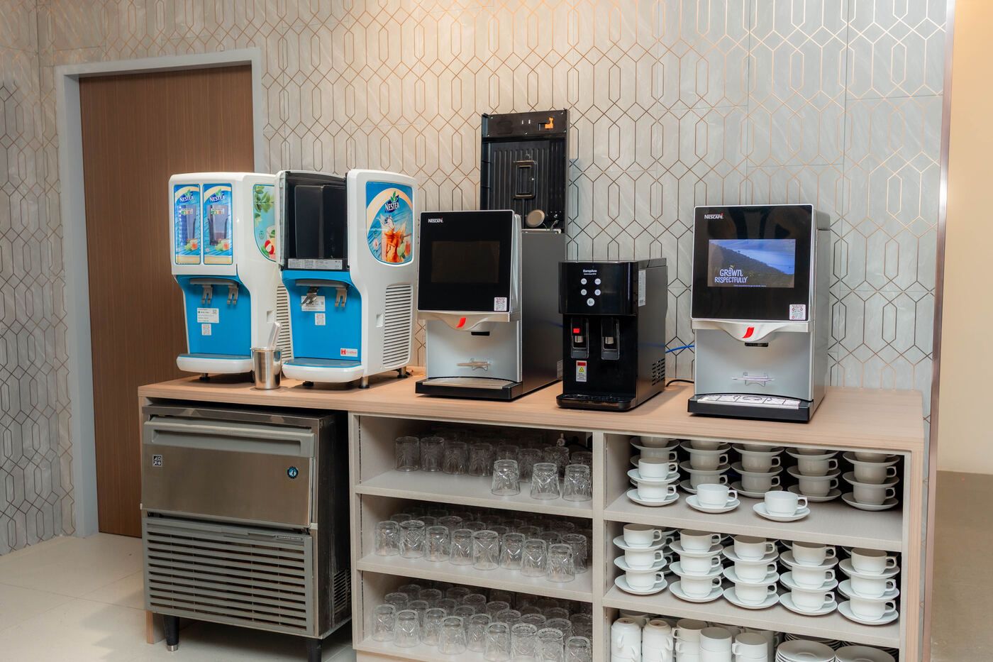 Beverage station with drink dispensers and cups