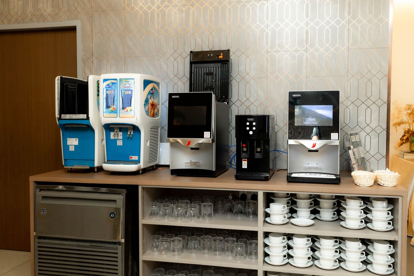 Beverage and service station with cups and dispensers